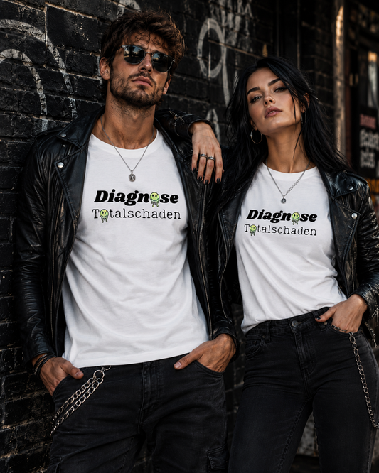 Tragebeispiel: Unisex-T-Shirt „Diagnose Totalschaden“ in White.