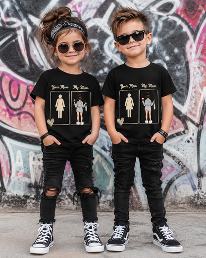 Tragebeispiel: Kinder-T-Shirt „Your Mom My Mom“ in Black Opal.