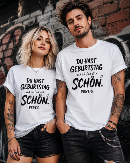 Tragebeispiel: Unisex-T-Shirt „Du hast Geburtstag und ich find dich schön. Fertig.“ in White.