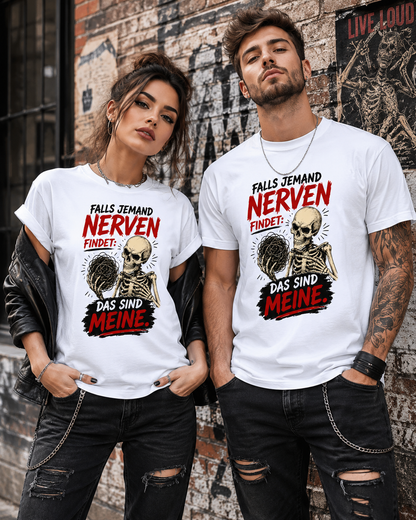 Tragebeispiel: Unisex-T-Shirt „Falls jemand Nerven findet“ in White.