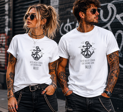 Tragebeispiel: Unisex-T-Shirt „Bitte nicht stören, ich träume vom Meer“ in White.