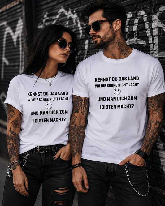 Kennst Du das Land Wo Die Sonne Nicht Lacht T-Shirt – Lustiges Sarkasmus Sprüche Shirt Unisex