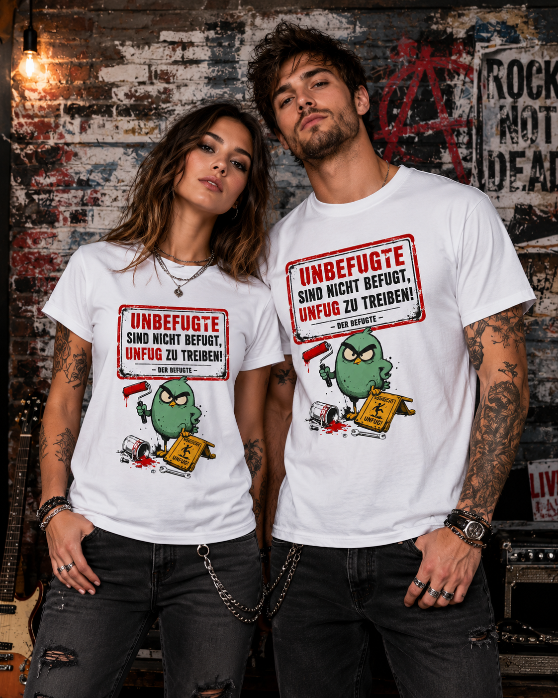 Frau und Mann tragen weiße T-Shirts mit Warnschild-Motiv und Spruch Unbefugte sind nicht befugt
