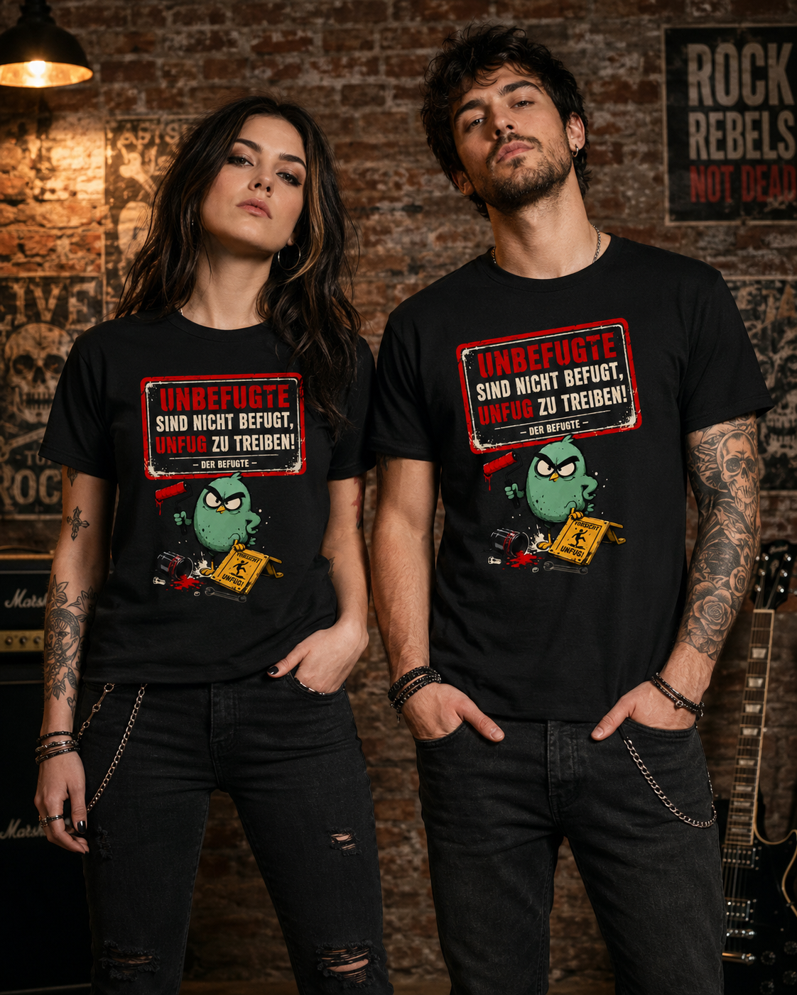 Frau und Mann tragen schwarze Unbefugte T-Shirts mit lustigem Unfug-Spruch und Cartoon-Vogel