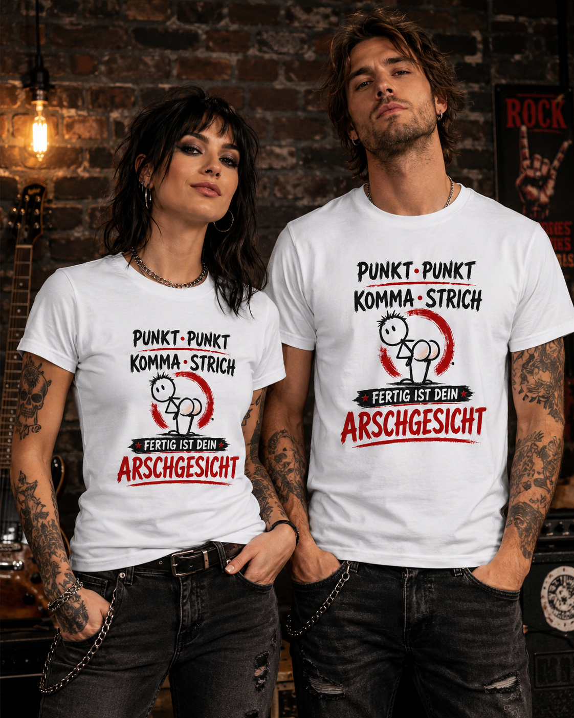 Frau und Mann tragen weiße Spruchshirts mit Strichfigur und Punkt Punkt Komma Strich Motiv