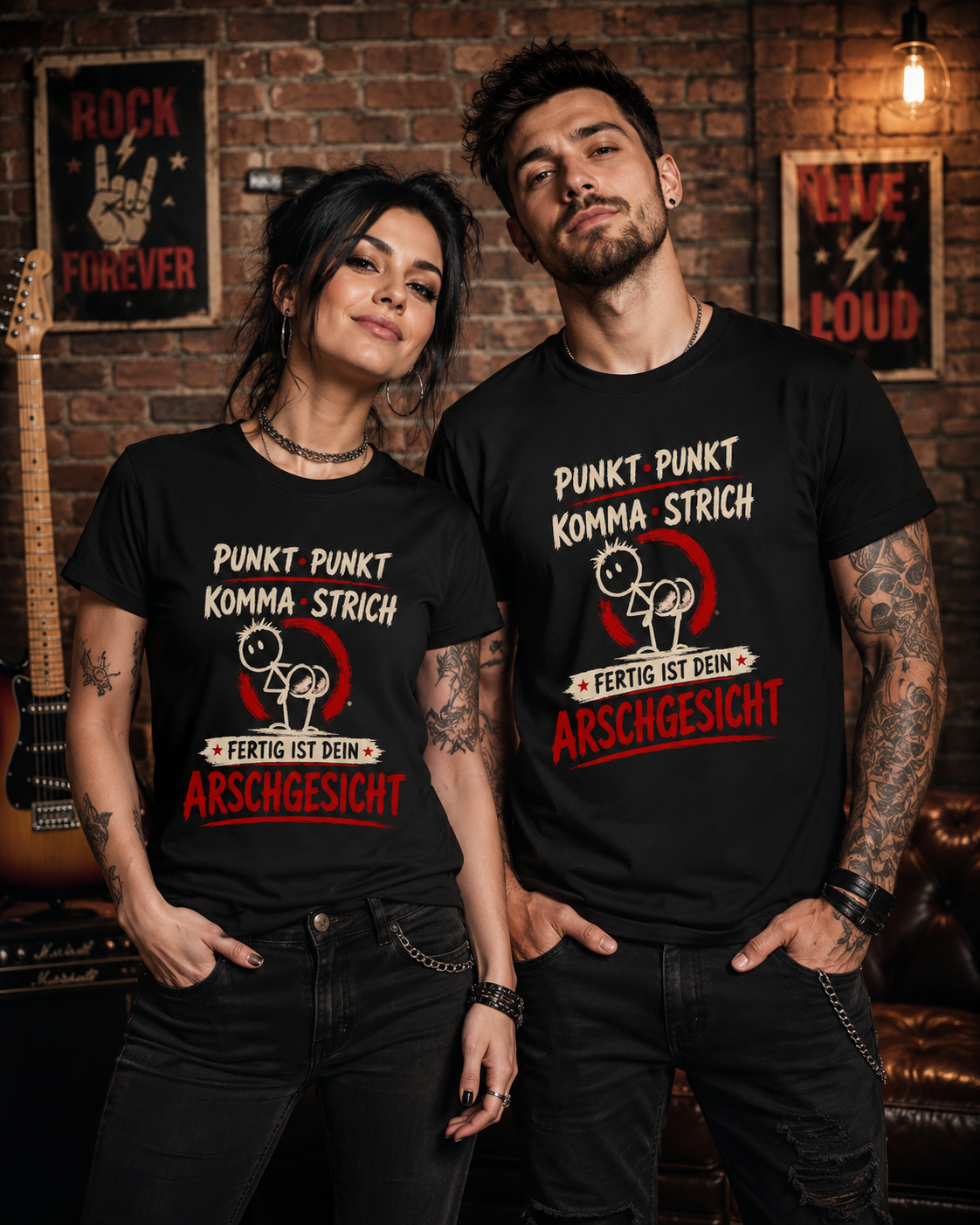 Frau und Mann tragen schwarze Punkt Punkt Komma Strich T-Shirts mit frechem Arschgesicht-Spruch