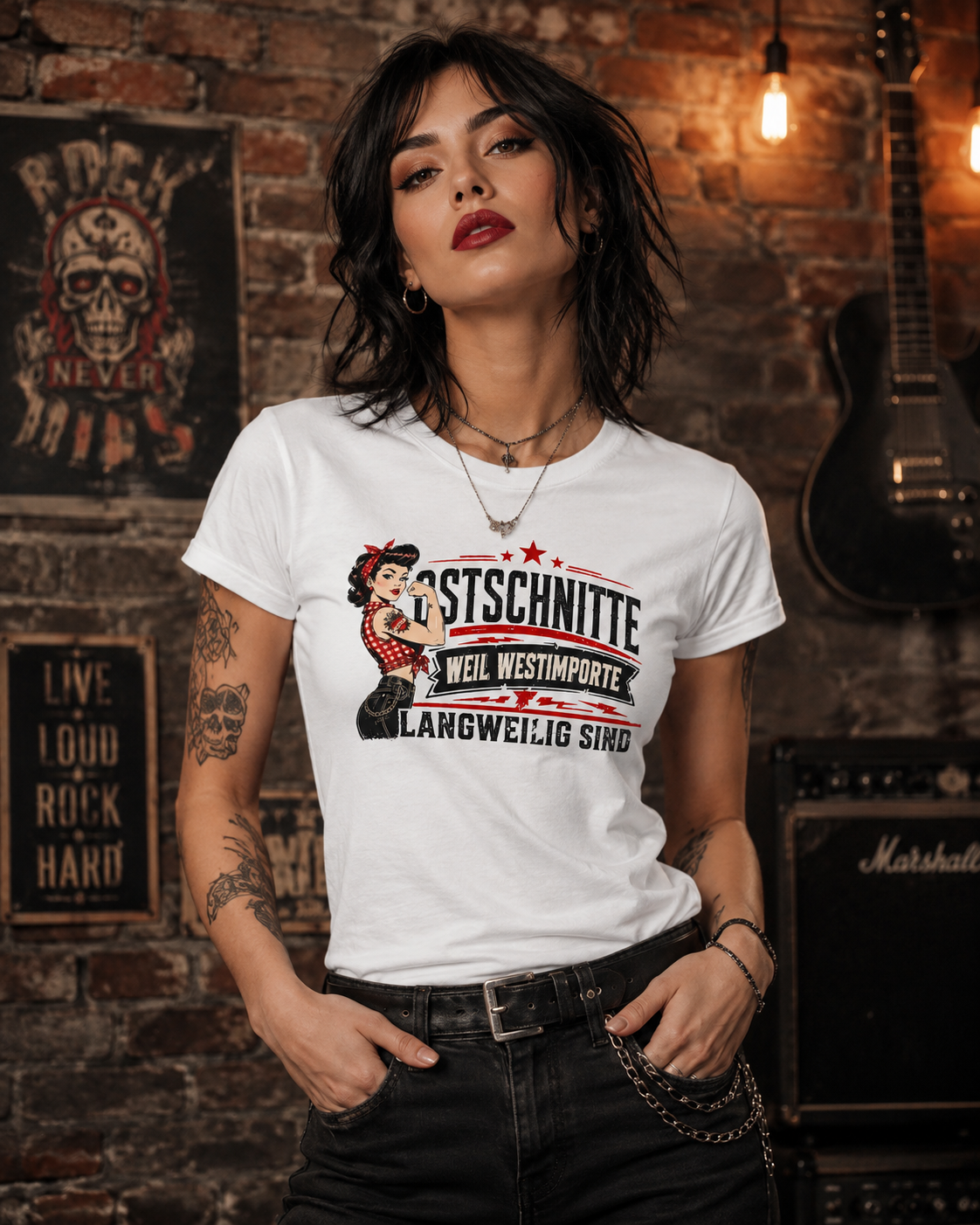 Frau trägt weißes Ostschnitte T-Shirt mit dem Spruch Weil Westimporte langweilig sind