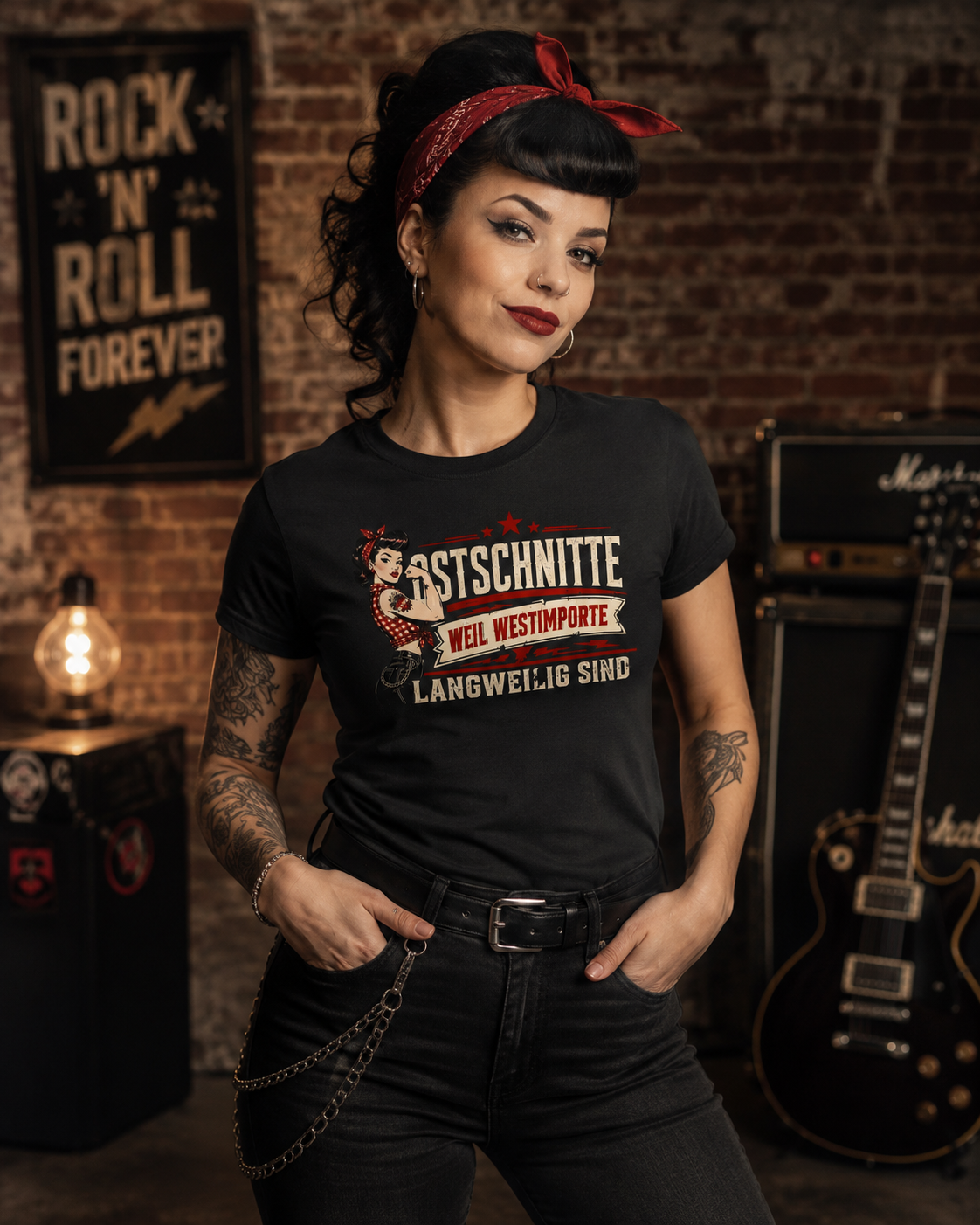 Rockige Frau trägt schwarzes Ostschnitte Damen T-Shirt mit Retro-Pin-up-Motiv