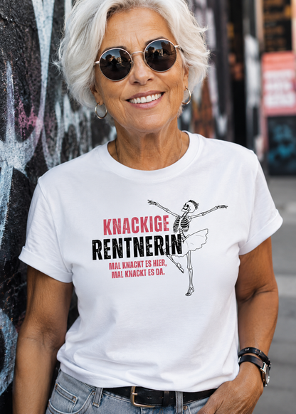 Tragebeispiel: Knackige Rentnerin Damen T-Shirt – Mal knackt es hier mal knackt es da in White.