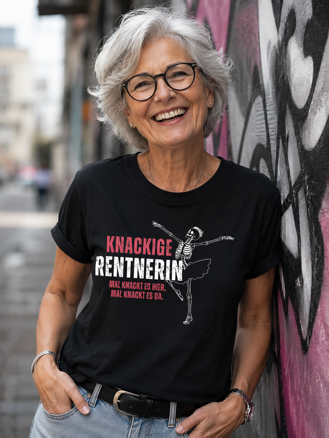 Knackige Rentnerin Damen T-Shirt – Mal knackt es hier mal knackt es da