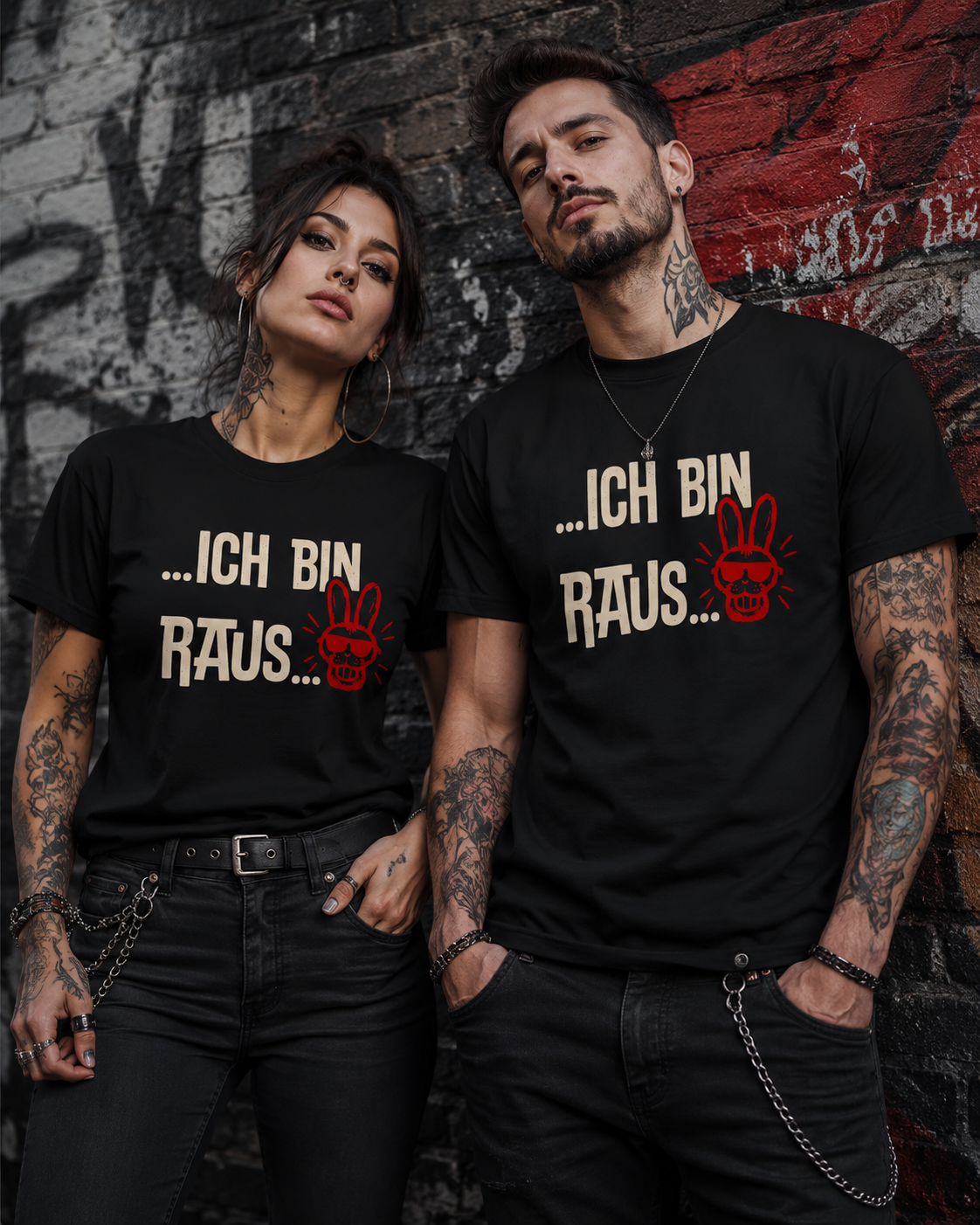 Frau und Mann im rockigen Stil tragen schwarze Ich bin raus T-Shirts
