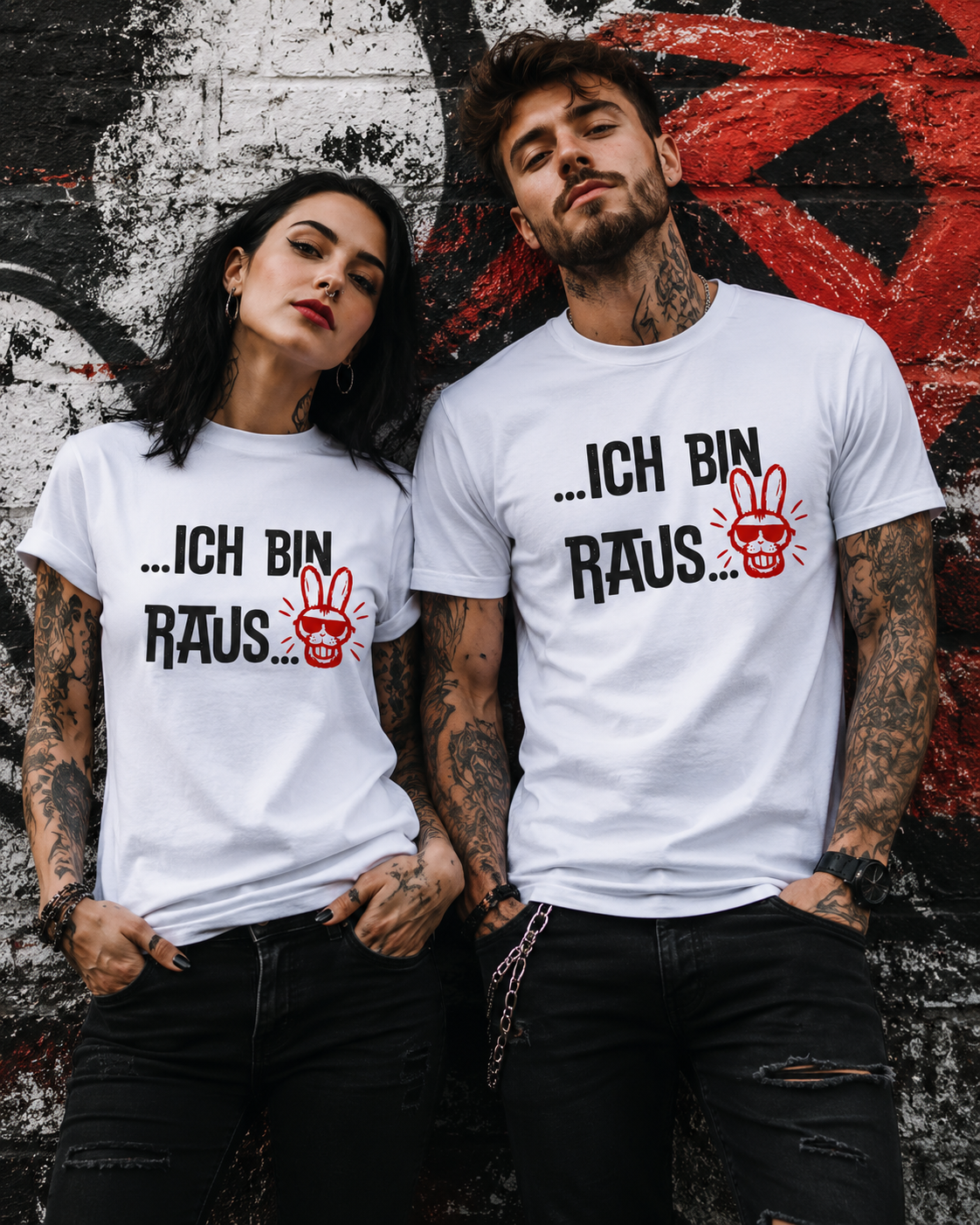 Frau und Mann tragen weiße Ich bin raus T-Shirts mit rotem Hasen