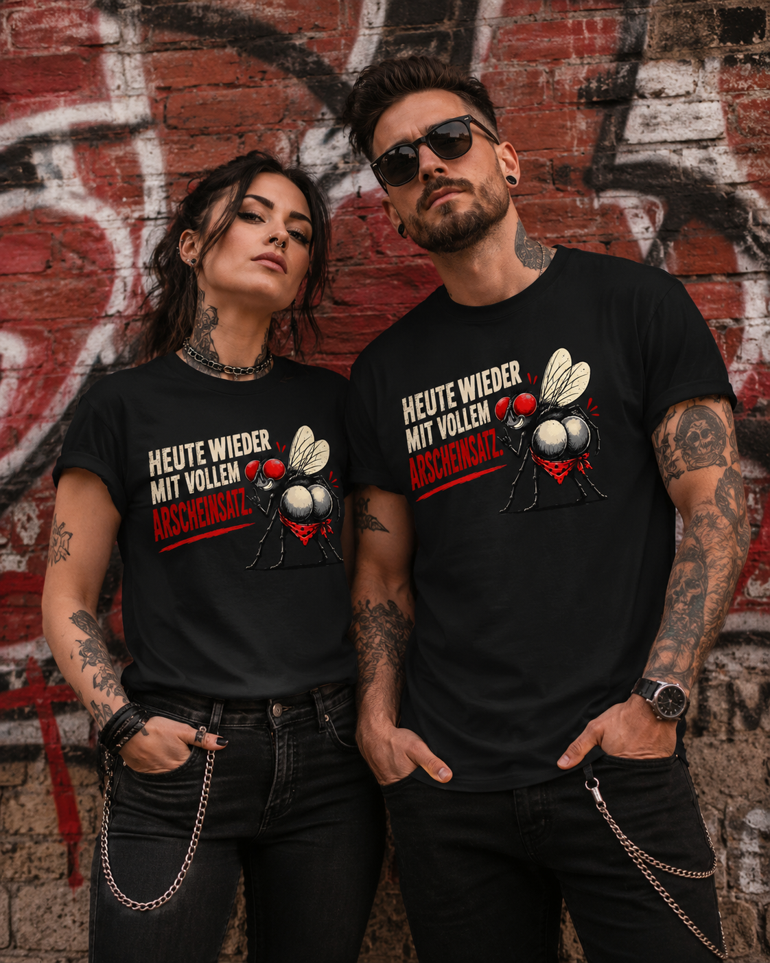 Frau und Mann tragen schwarze Arscheinsatz T-Shirts mit lustiger Fliege