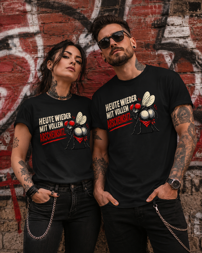 Frau und Mann tragen schwarze Arscheinsatz T-Shirts mit lustiger Fliege