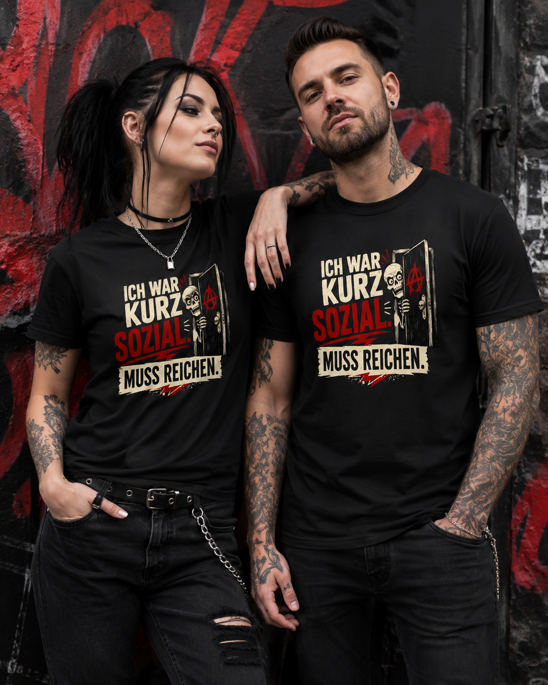 Frau und Mann tragen schwarze Ich war kurz sozial Skelett T-Shirts im rockigen Stil