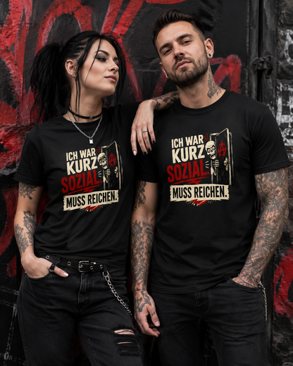 Frau und Mann tragen schwarze Ich war kurz sozial Skelett T-Shirts im rockigen Stil