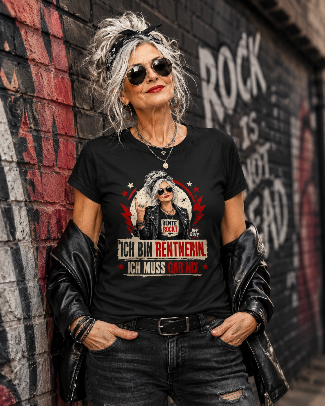 Coole Rentnerin im rockigen Stil trägt schwarzes Rente rockt Damen T-Shirt