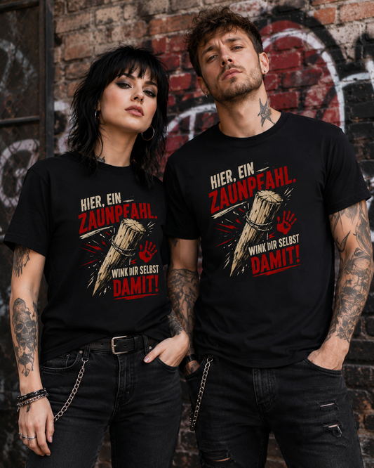 Frau und Mann tragen schwarze Zaunpfahl T-Shirts im rockigen Stil