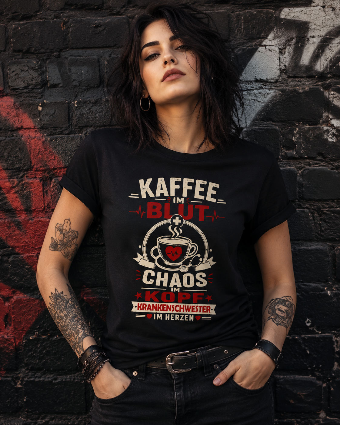 Rockige Frau trägt schwarzes Krankenschwester T-Shirt mit Kaffee im Blut und Chaos im Kopf Motiv