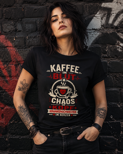 Rockige Frau trägt schwarzes Krankenschwester T-Shirt mit Kaffee im Blut und Chaos im Kopf Motiv
