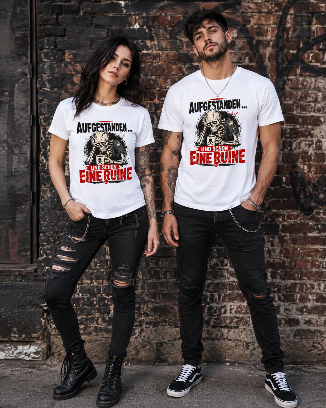 Frau und Mann tragen weiße Morgenmuffel T-Shirts mit müdem Skelett und Kaffeetasse
