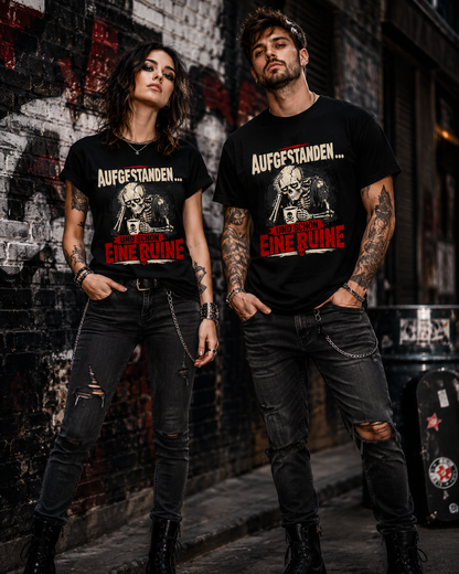Rockige Frau und Mann tragen schwarze Skelett T-Shirts mit dem Spruch Aufgestanden und schon eine Ruine