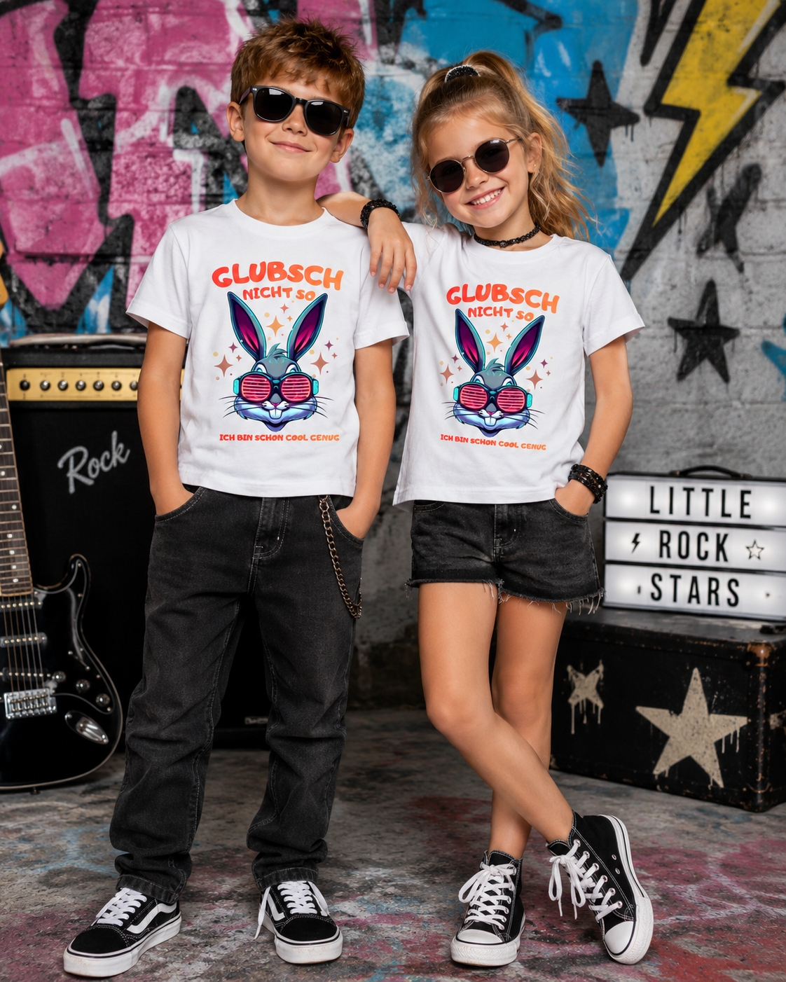 Junge und Mädchen tragen weiße Kinder T-Shirts mit buntem Hasenmotiv und dem Spruch Glubsch nicht so.