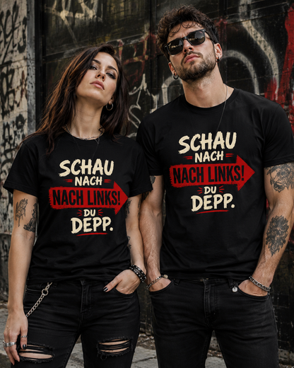 Frau und Mann tragen schwarze Unisex T-Shirts mit dem frechen Spruch Schau nach links Du Depp und rotem Pfeil nach rechts.