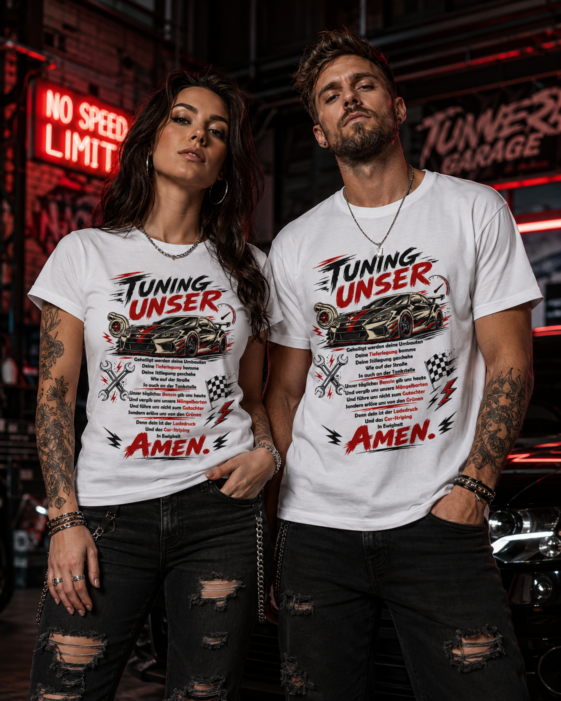 Frau und Mann im modernen rockigen Stil tragen weiße „Tuning Unser“-T-Shirts mit Sportwagen-Motiv vor einer dunklen Tuning-Garage.