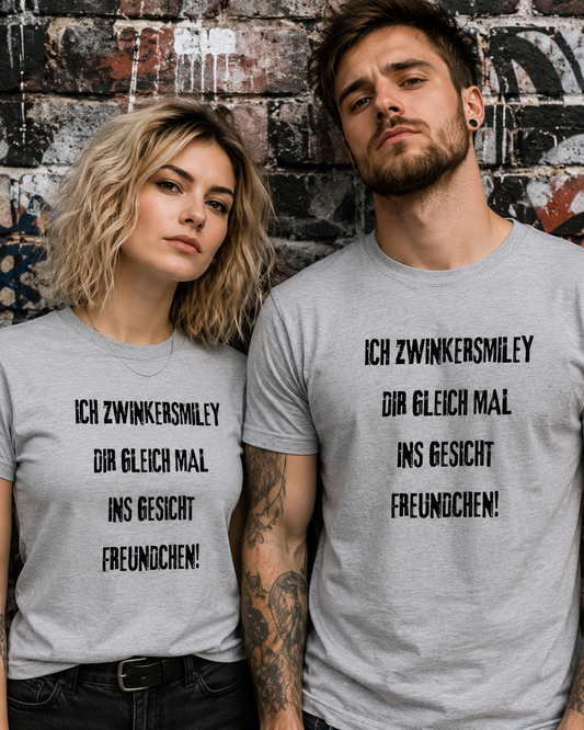 Lustiges T-Shirt „Ich zwinkersmiley Dir gleich mal ins Gesicht Freundchen“ | Humor Shirt!