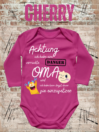 Baby Body Achtung Verrückte Oma | Lustiger Babybody für Enkel | Geschenk zur Geburt & Taufe