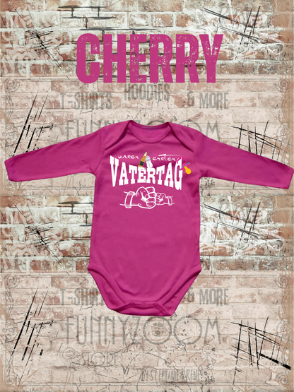 Mädchen Baby Body Unser erster Vatertag in Cherry.