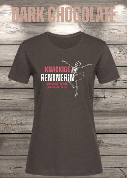 Knackige Rentnerin Damen T-Shirt – Mal knackt es hier mal knackt es da in Dark Chocolate.