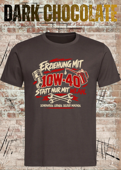 Unisex-T-Shirt „Erziehung mit 10W-40“ in Dark Chocolate.