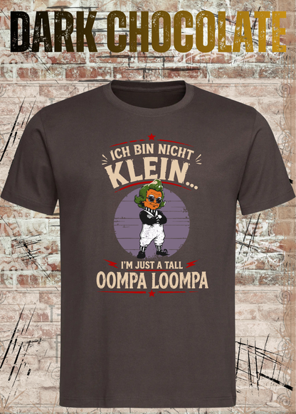 Unisex-T-Shirt „Ich bin nicht klein... I'm Just A Tall Oompa Loompa“ in Dark Chocolate.