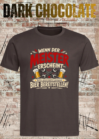 Herren-T-Shirt „Wenn der Meister erscheint – Bier bereitstellen“ in Dark Chocolate.