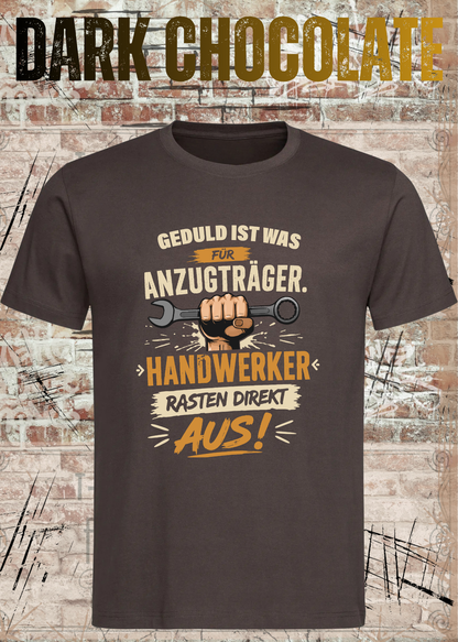 Geduld ist was für Anzugträger – Handwerker rasten direkt aus! T-Shirt in Dark Chocolate.