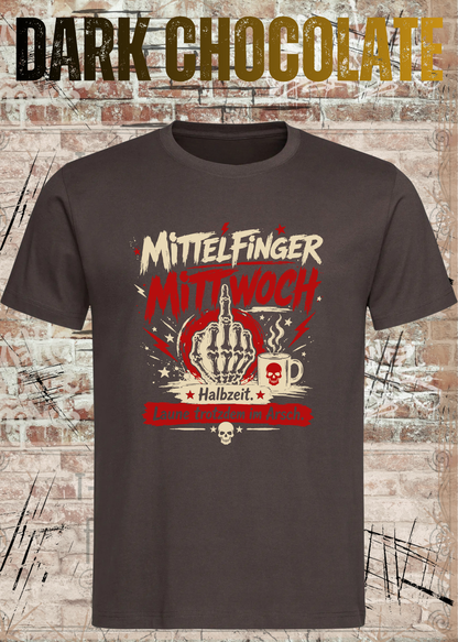 Unisex-T-Shirt „Mittelfinger Mittwoch – Halbzeit, Laune im Arsch“ in Dark Chocolate.