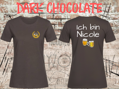 Personalisiertes Damen Partner T-Shirt – O zapft is / Ich bin (Name) in Dark Chocolate, Vorder- und Rückseite.