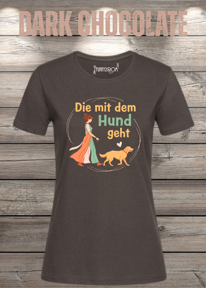 Damen-T-Shirt „Die mit dem Hund geht“ in Dark Chocolate.