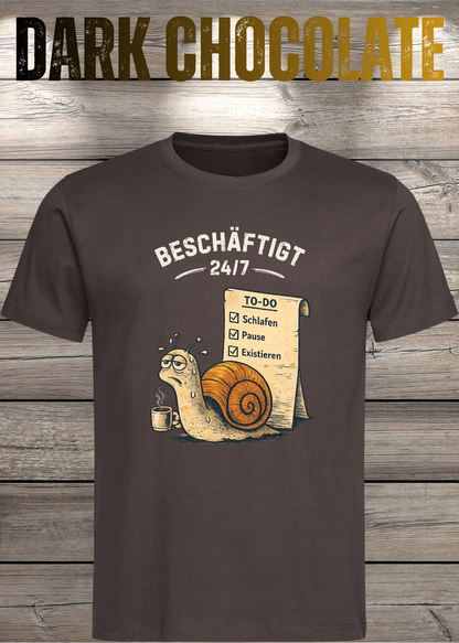 Beschäftigt 24/7 Schnecken T-Shirt in dark chocolate - Witziges Unisex Shirt