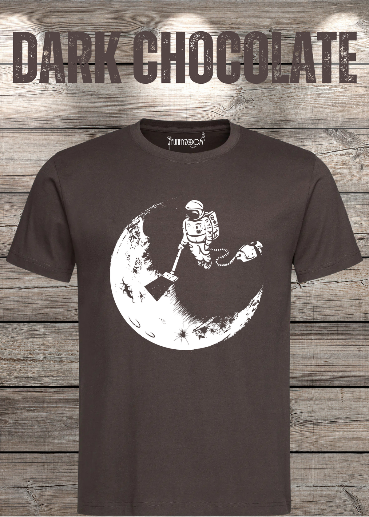 T-Shirt Mond mit Astronaut der Mond mit Staubsauger Staub saugt in Dark Chocolate.