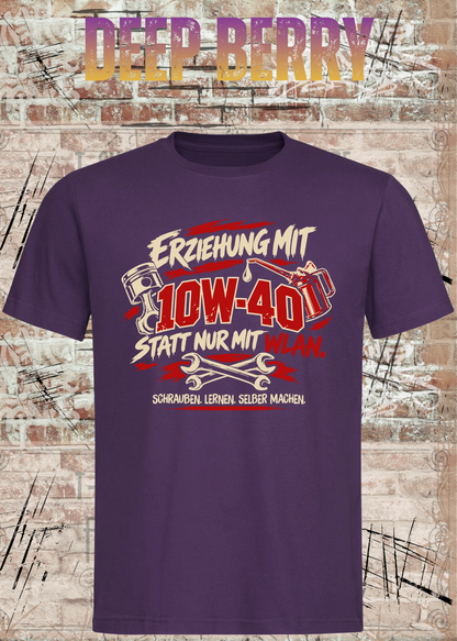 Unisex-T-Shirt „Erziehung mit 10W-40“ in Deep Berry.
