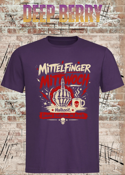 Unisex-T-Shirt „Mittelfinger Mittwoch – Halbzeit, Laune im Arsch“ in Deep Berry.