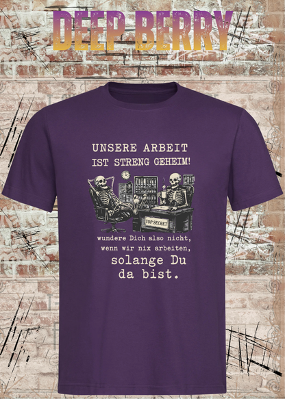 Unisex-T-Shirt „Unsere Arbeit ist streng geheim“ in Deep Berry.