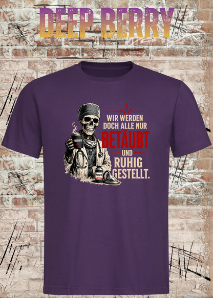 Anästhesie T-Shirt – Wir werden doch alle nur betäubt und ruhig gestellt in Deep Berry.