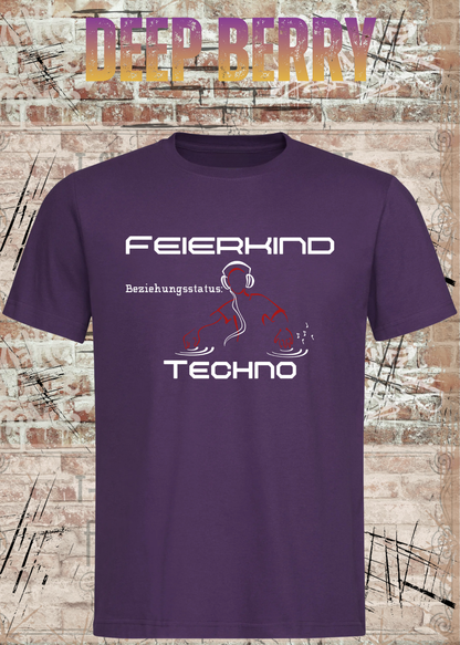 Feierkind Techno T-Shirt – Beziehungsstatus Techno in Deep Berry.