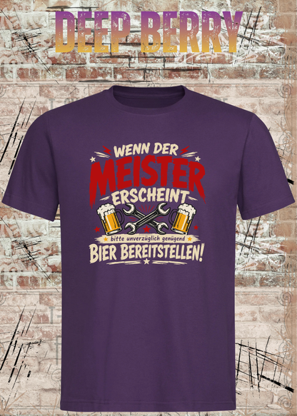 Herren-T-Shirt „Wenn der Meister erscheint – Bier bereitstellen“ in Deep Berry.