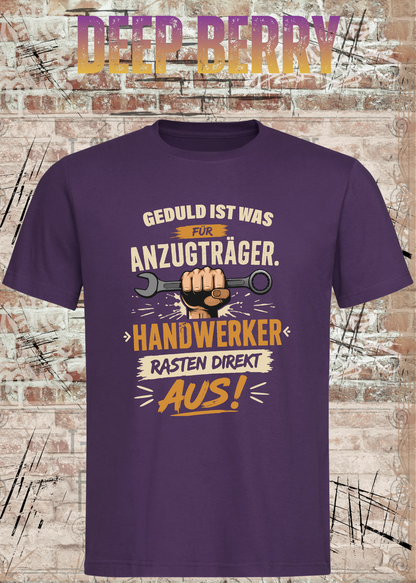Geduld ist was für Anzugträger – Handwerker rasten direkt aus! T-Shirt in Deep Berry.