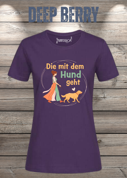 Damen-T-Shirt „Die mit dem Hund geht“ in Deep Berry.